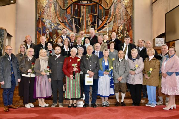 Die Jubelpaare vor dem Altar.