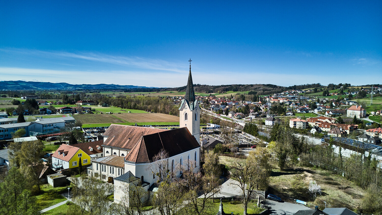 (C)FotoLois.com, Alois Spandl. Luftbild, Pfarrkirche Wieselburg im Frühling, Do 28. März 2024.