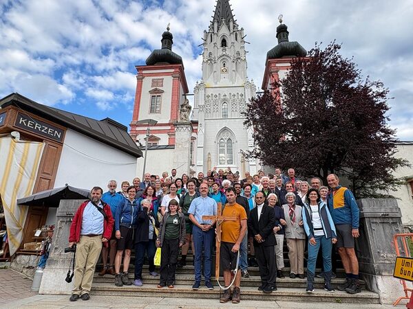 Die Wieselburger Wallfahrerinnen und Wallfahrer vor der Basilika in Mariazell