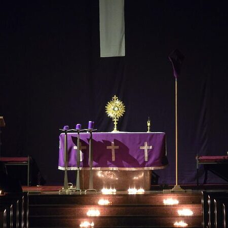 Vor dem Altar.