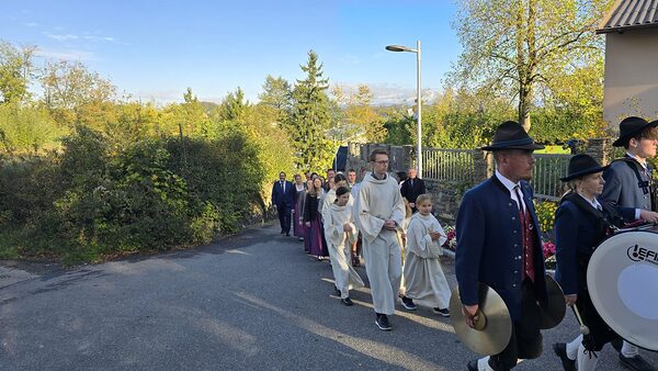 Festzug vom alten Pfarrhof zur Kirche, voran die Stadtkapelle