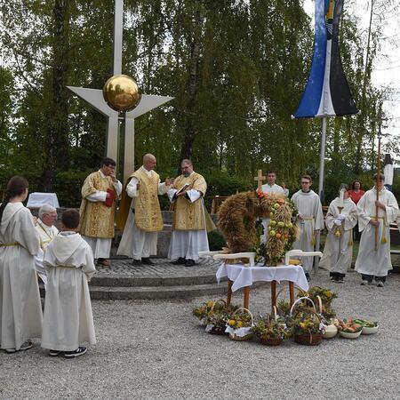 Erntegaben und Kräuter beim Friedenskreuz.