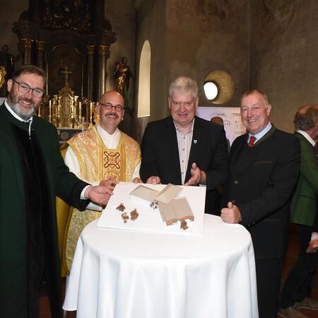 Beim Modell des neuen Pfarrzentrums: Bürgermeister Franz Rafetzeder, Pfarrmoderator Mario Kietzer, Bürgermeister Josef Leitner und Paul Losbichler (v. l.).