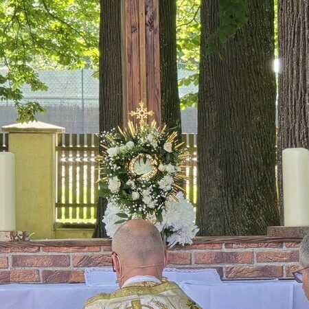 Der geschmückte Altar.