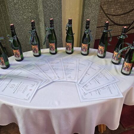 Urkunden und Wein für die Jubelpaare