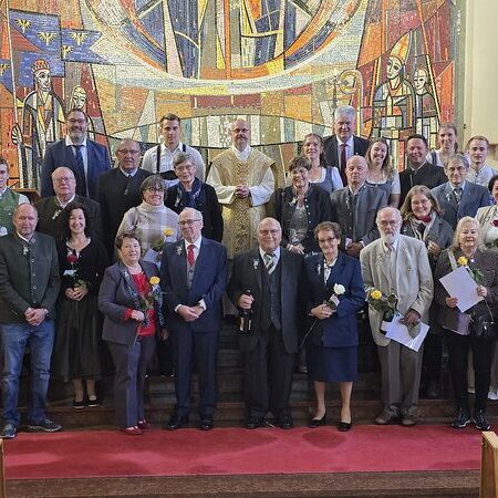 Gruppenfoto der Jubelpaare nach dem Gottesdienst