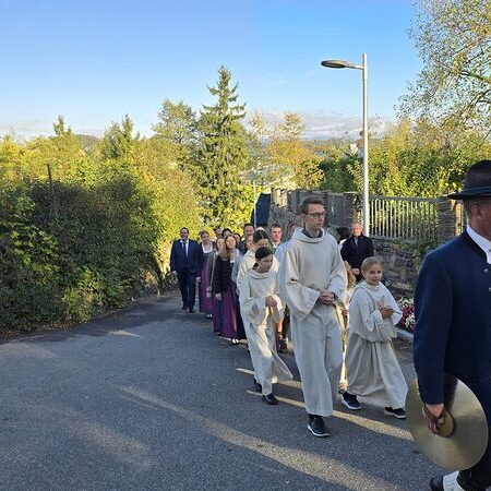 Festzug vom alten Pfarrhof zur Kirche, voran die Stadtkapelle