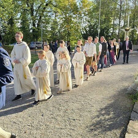 Der Festzug auf dem Weg zur Kirche