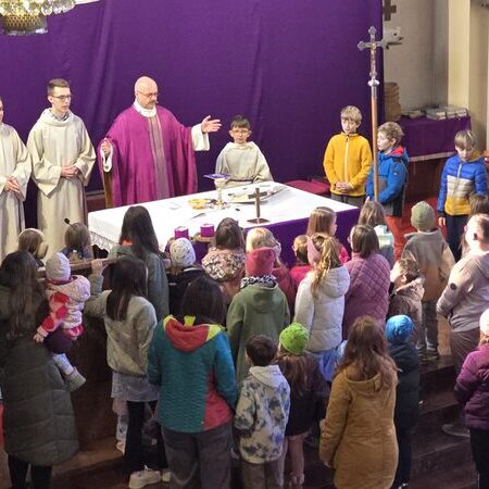 Die Kinder versammelten sich um den Altar.