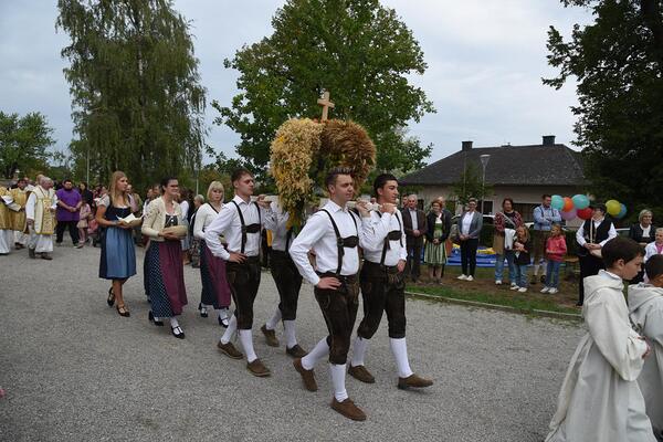Einzug mit der Erntekrone.