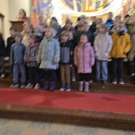 Die Erstkommunionkinder auf den Altarstufen.