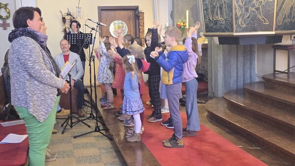 Die Kinder beim Singen.
