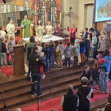 Die Kinder rund um den Altar beim Vaterunser