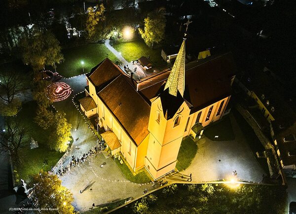 Die Pfarrkirche am Abend des 31. Oktober.
