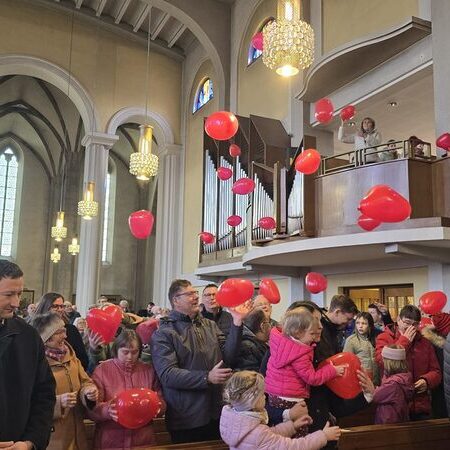 Zum Abschluss stiegen die Ballons auf.