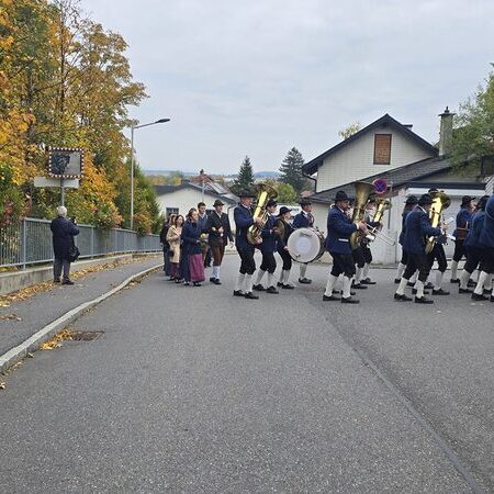 Der Zug den Kirchenberg hinauf.