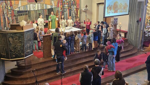Die Kinder rund um den Altar beim Vaterunser