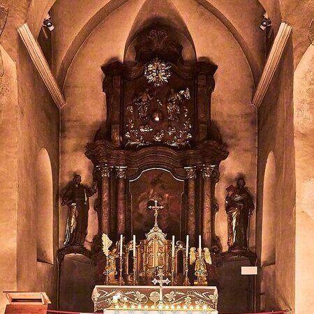 Der Altarraum im Kerzenschein.