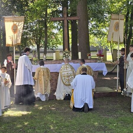 Ministranten mit Weihrauch.