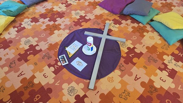 Das Bodenbild mit dem Kreuz.