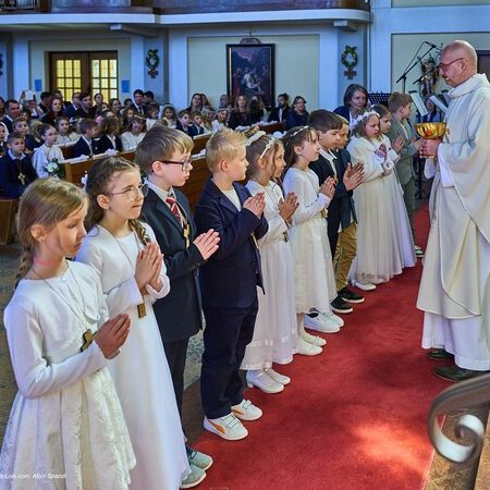Die Kinder mit ihren Kerzen.