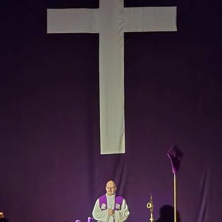 Kreuz und Monstranz.