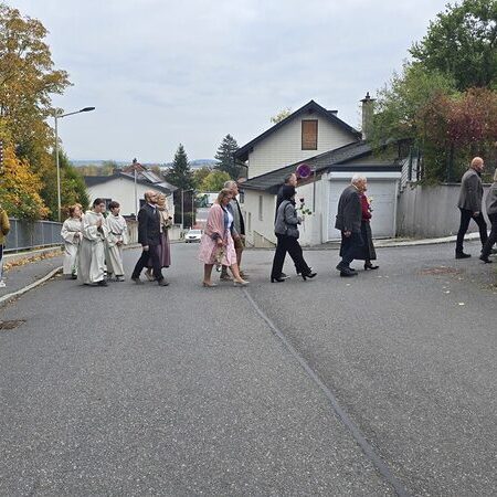 Auf dem Weg zur Kirche.