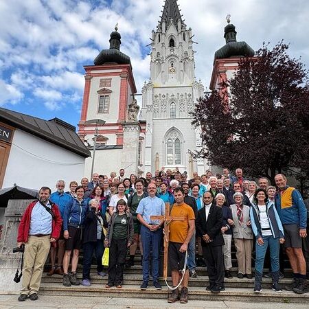Die Wieselburger Wallfahrerinnen und Wallfahrer vor der Basilika in Mariazell