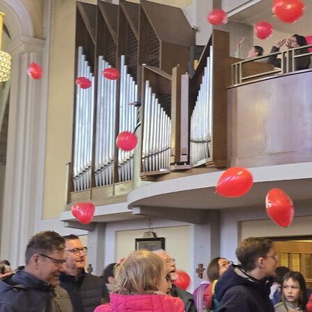 Rote Herzluftballons in der Kirche.