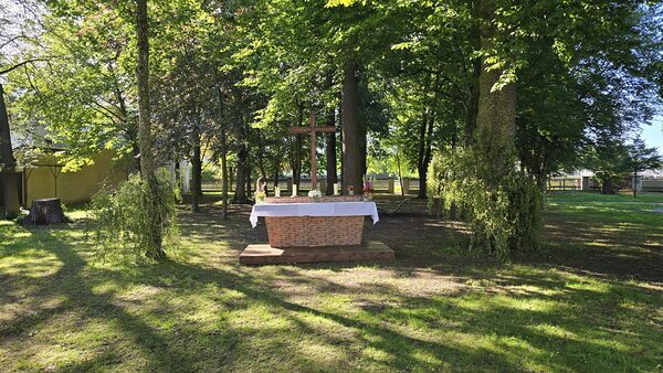 Ein vorbereiteter Altar im Freien.