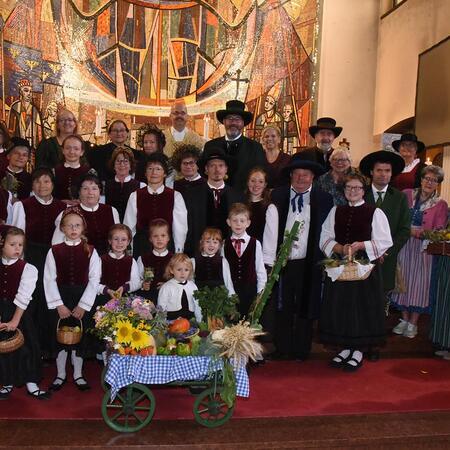 Nach dem Gottesdienst im Altarraum.