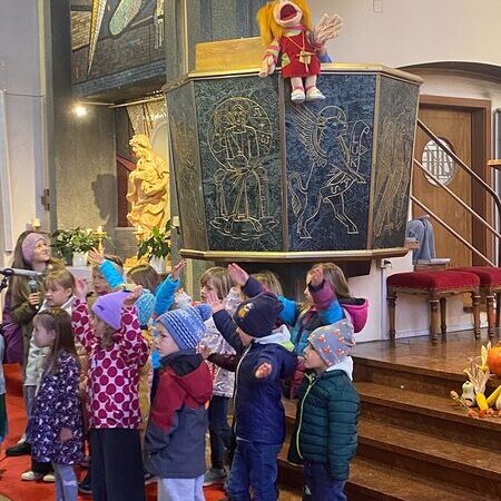 Die Kinder auf den Altarstufen.